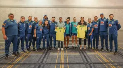 Elenco da Seleção Brasileira com Sissi e Márcia Taffarel - Foto: Rafael Ribeiro/CBF