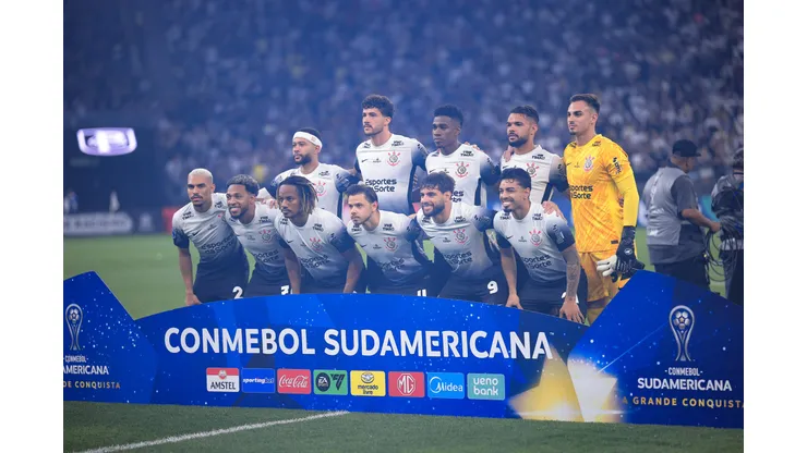 Jogadores do Corinthians posam para foto antes na partida contra Huracan no estádio Arena Corinthians pelo campeonato Copa Sul-americana 2025. Foto: Ettore Chiereguini/AGIF