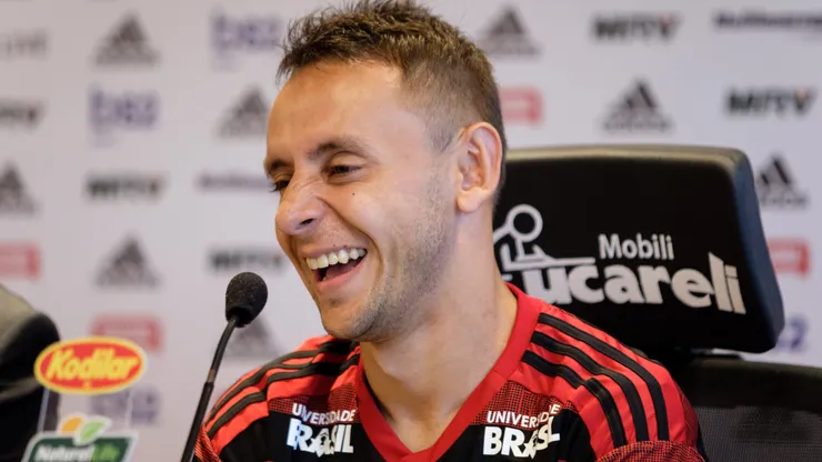 Rafinha em sua apresentação ao Flamengo, no CT Ninho do Urubu, em 2019.