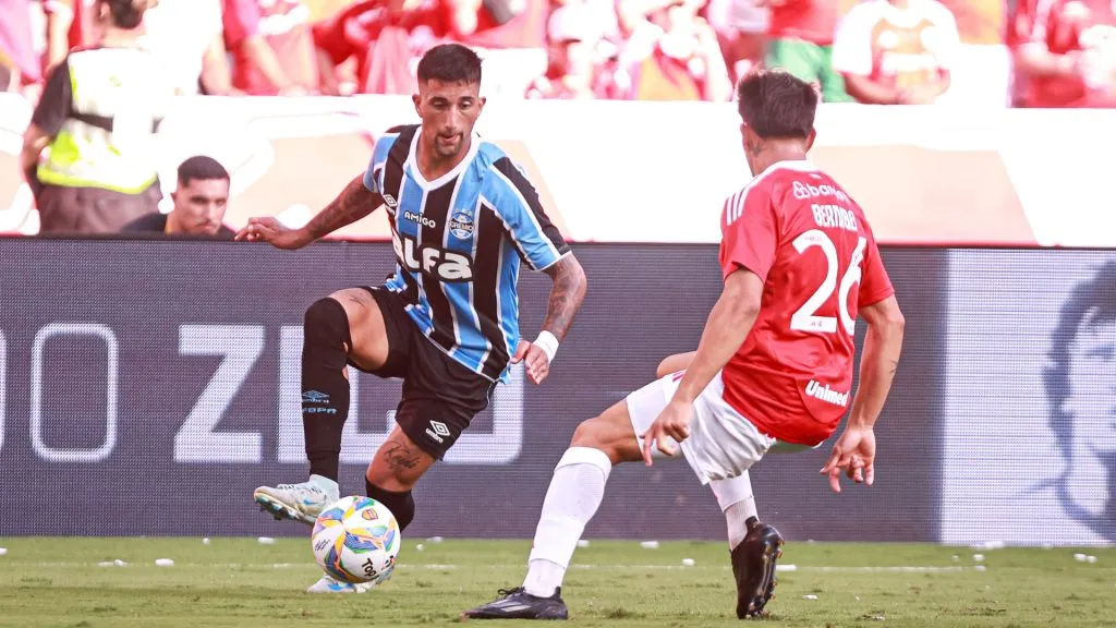 Cristian Olivera em ação pelo Grêmio no Gre-Nal – Foto: Maxi Franzoi