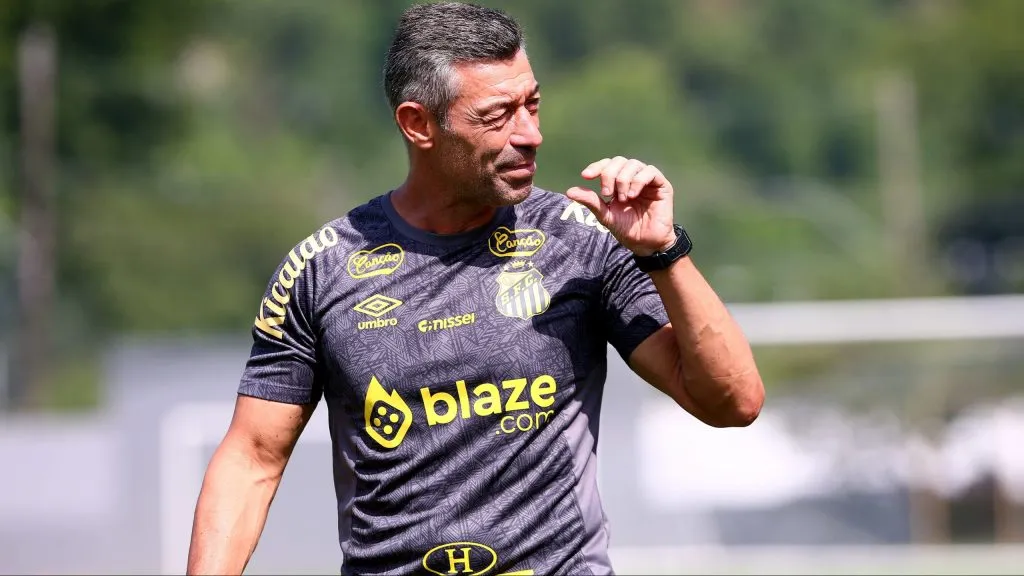 Pedro Caixinha durante treinamento. Foto: Mauricio De Souza/AGIF