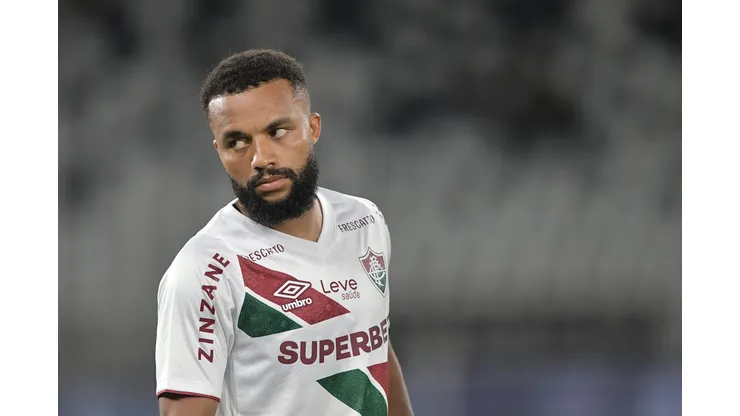 Samuel Xavier jogador do Fluminense durante partida contra o Botafogo no estádio Engenhão pelo campeonato Carioca 2025. Foto: Thiago Ribeiro/AGIF