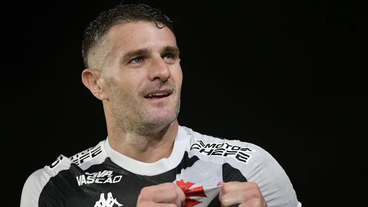 Vegetti, titular do Vasco