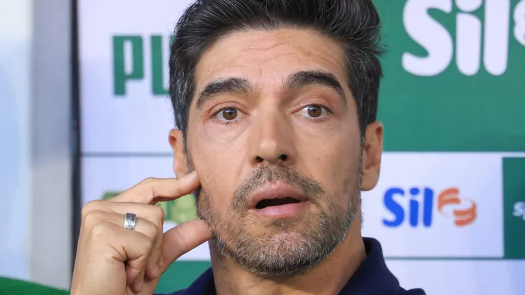 Abel Ferreira acompanhando equipe do Palmeiras - Foto: Marcello Zambrana/AGIF.