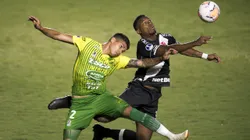 Ribamar, jogador do Vasco, disputa lance com Adonis Frías, do Defensa y Justicia, durante partida válida pela Copa Sul-Americana de 2020. Foto: Jorge Rodrigues/AGIF.