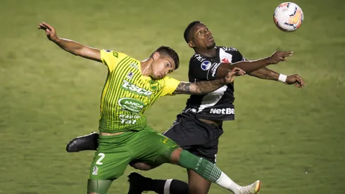 Ribamar, jogador do Vasco, disputa lance com Adonis Frías, do Defensa y Justicia, durante partida válida pela Copa Sul-Americana de 2020. Foto: Jorge Rodrigues/AGIF.
