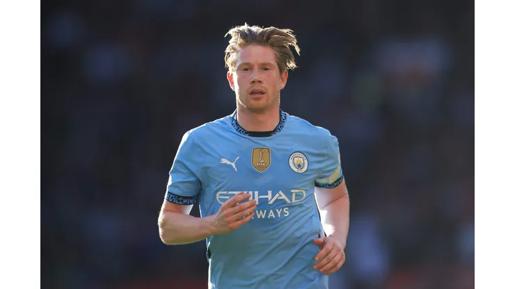 MANCHESTER, ENGLAND - APRIL 06: Kevin De Bruyne of Manchester City looks on during the Premier League match between Manchester United FC and Manchester City FC at Old Trafford on April 06, 2025 in Manchester, England. (Photo by Carl Recine/Getty Images)