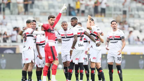 Jogadores do São Paulo durante entrada em campo para partida contra o Atlético-MG no estádio Mineirão pelo campeonato Brasileiro A 2025. Foto: Gilson Lobo/AGIF