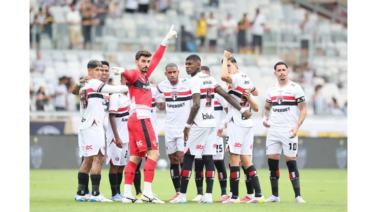 Jogadores do São Paulo durante entrada em campo para partida contra o Atlético-MG no estádio Mineirão pelo campeonato Brasileiro A 2025. Foto: Gilson Lobo/AGIF