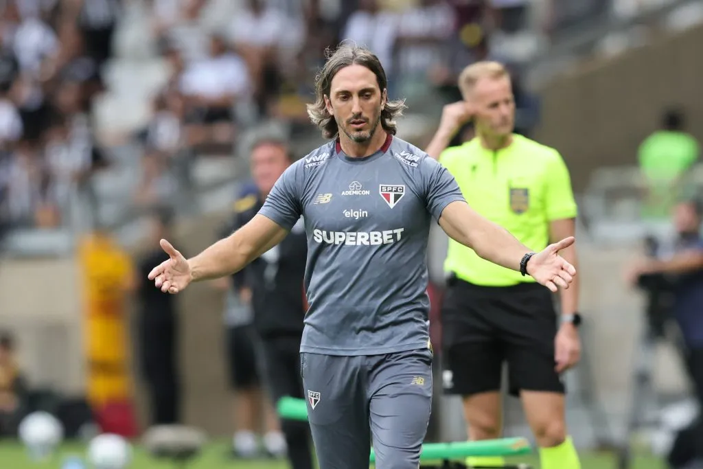 SP – BELO HORIZONTE – 06/04/2025 – BRASILEIRO A 2025, ATLETICO-MG X SAO PAULO – Tecnico Luis Zubeldia do Sao Paulo recebe cartao vermelho do arbitro durante partida contra o Atletico-MG no estadio Mineirao pelo campeonato Brasileiro A 2025. Foto: Gilson Lobo/AGIF