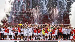 Jogadores do Internacional comemoram título de campeão durante cerimônia de premiação após vitoria contra o Grêmio - Foto: Maxi Franzoi/AGIF