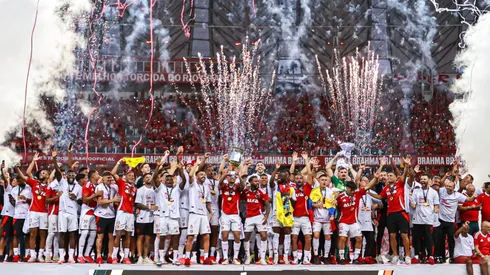 Jogadores do Internacional comemoram título de campeão durante cerimônia de premiação após vitoria contra o Grêmio - Foto: Maxi Franzoi/AGIF
