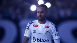 SP - SANTOS - 05/02/2025 - PAULISTA 2025, SANTOS X BOTAFOGO-SP - Neymar Jr. jogador do Santos durante execucao do hino nacional antes da partida contra o Botafogo-SP no estadio Vila Belmiro pelo campeonato Paulista 2025. Foto: Reinaldo Campos/AGIF