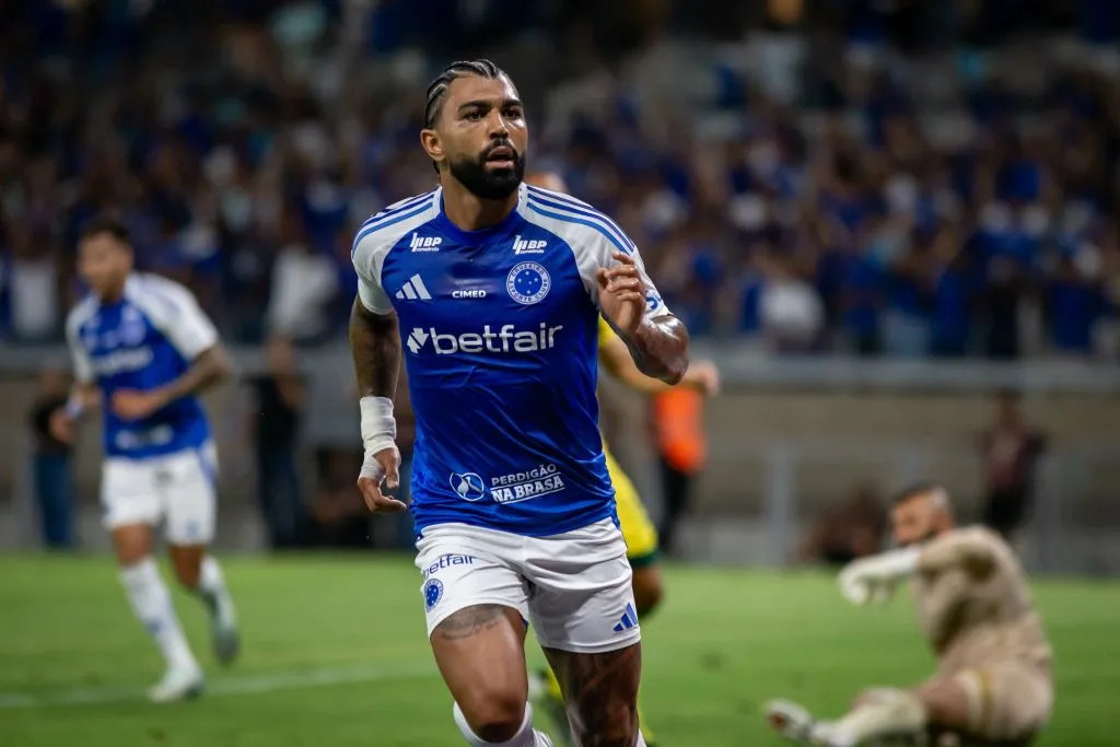 Gabigol jogador do Cruzeiro comemora seu gol durante partida contra o Mirassol – Foto: Fernando Moreno/AGIF