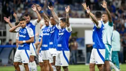 Jogadores do Cruzeiro comemoram vitória ao final da partida contra o Mirassol - Foto: Fernando Moreno/AGIF