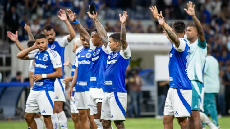 Jogadores do Cruzeiro comemoram vitória ao final da partida contra o Mirassol - Foto: Fernando Moreno/AGIF