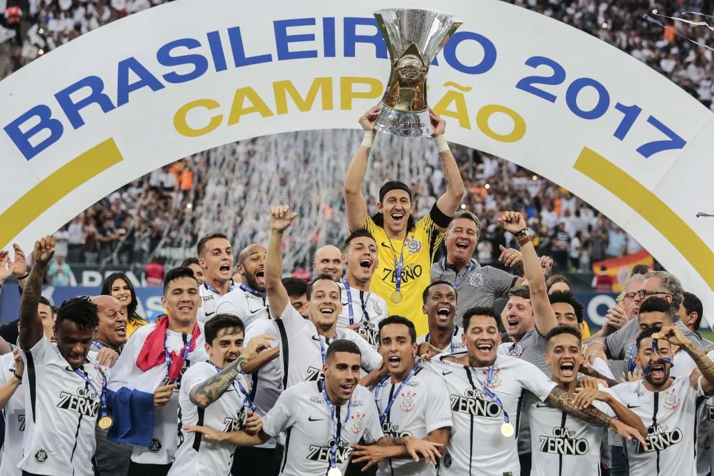 O capitão Cassio ergue a taça de campeão para foto após partida contra Atletico-MG – Foto: Ale Cabral/AGIF