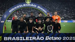 Jogadores do Corinthians posam para foto antes na partida contra Vasco - Foto: Fabio Giannelli/AGIF