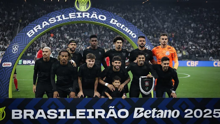 Jogadores do Corinthians posam para foto antes na partida contra Vasco - Foto: Fabio Giannelli/AGIF