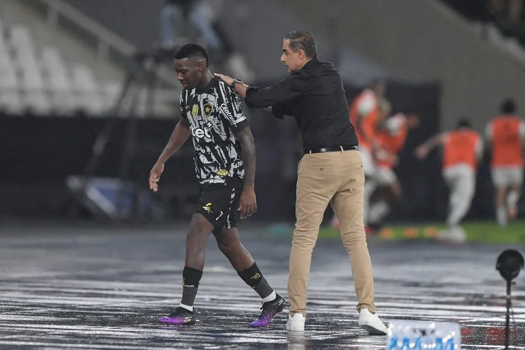 Patrick de Paula jogador e Renato Paiva técnico  do Botafogo – Foto: Thiago Ribeiro/AGIF