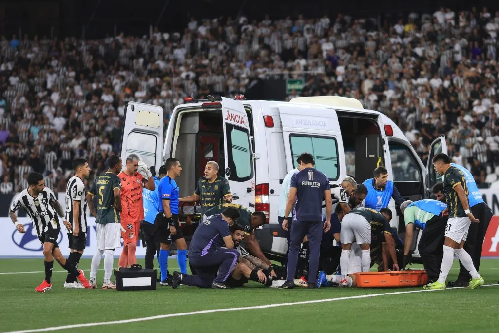 Zagueiro Neira, do Carabobo, saiu de ambulância no segundo tempo após choque de cabeça com Mastriani. Foto: Buda Mendes/Getty Images.