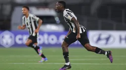 Patrick de Paula marca de falta no final e abre vitória do Botafogo sobre o Carabobo.