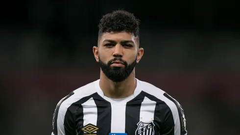 Atacante em partida pelo Peixe, em 2018