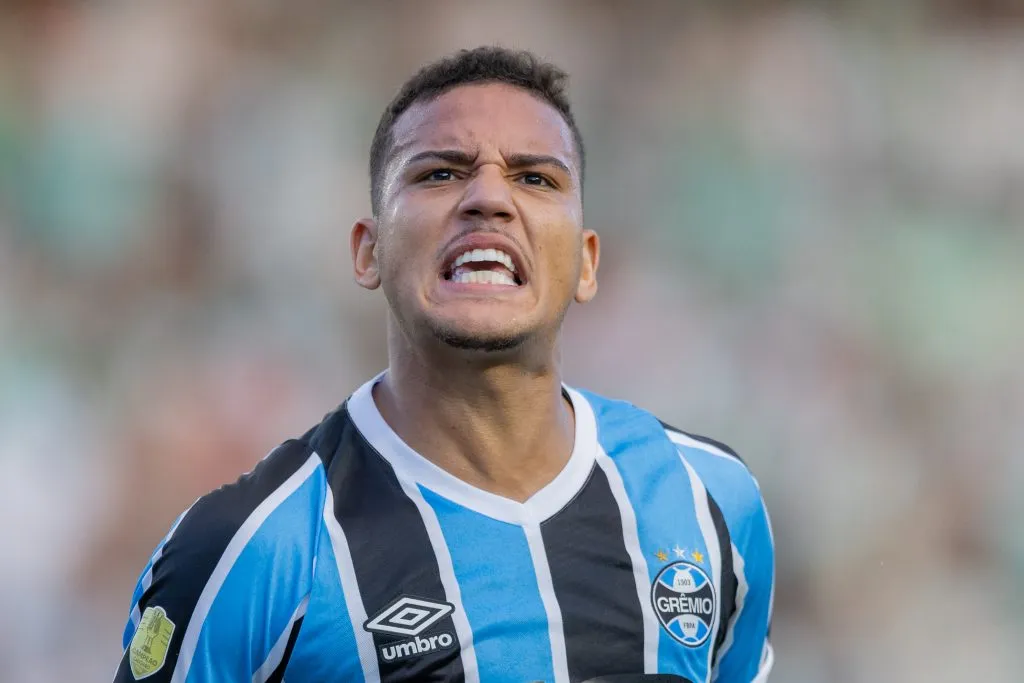 Zagueiro Gustavo Martins, do Grêmio, estaria na mira do Botafogo. Foto: Liamara Polli/AGIF