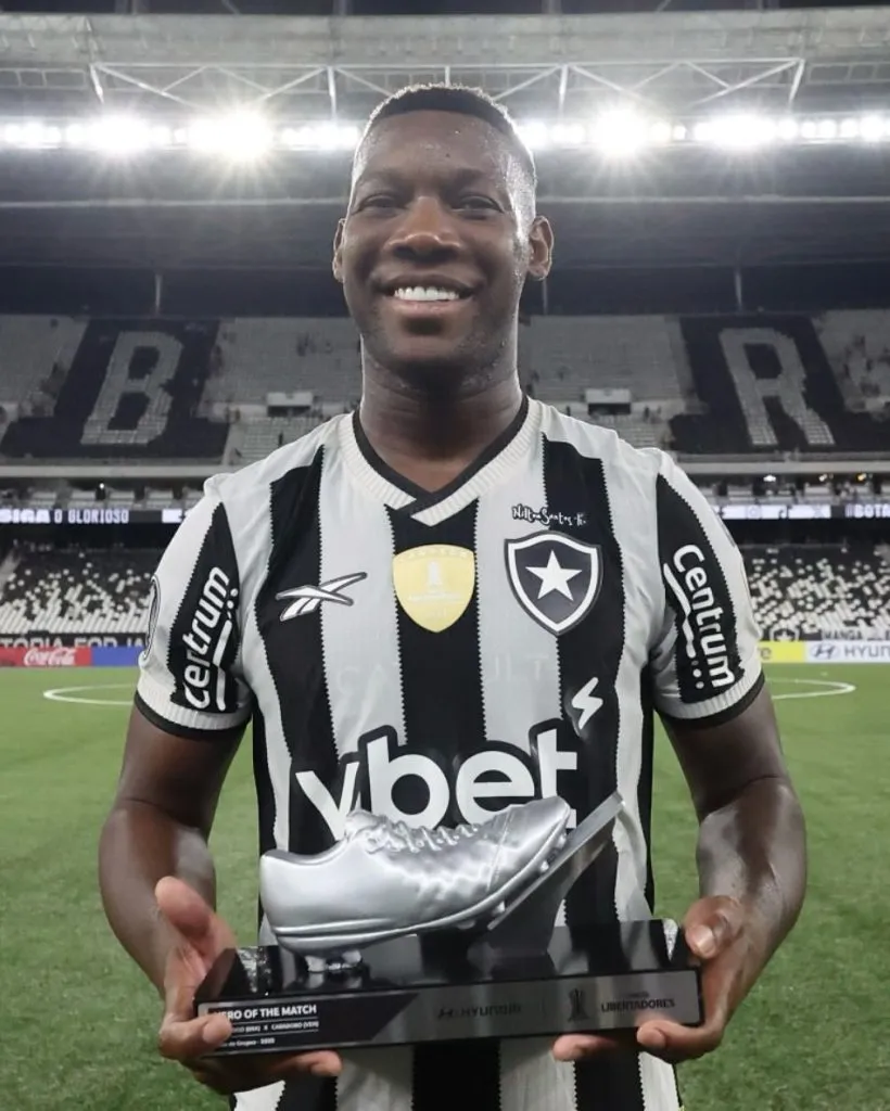 Patrick de Paula, do Botafogo comemora destaque na partida contra o Carabobo pela Copa Libertadores no Nilton Santos. Foto: Vítor Silva/BFR