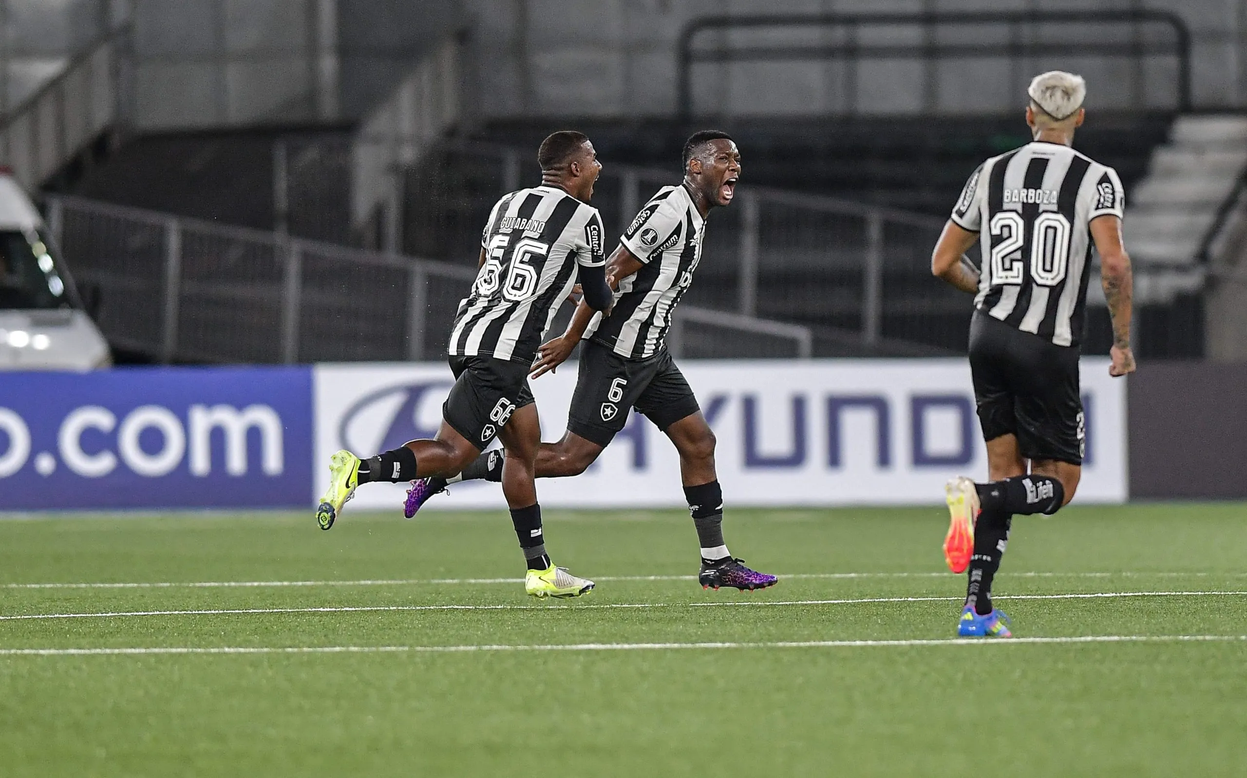 Patrick de Paula, jogador do Botafogo comemora seu gol durante partida contra o Carabobo no estadio Engenhao pelo campeonato Copa Libertadores 2025. Foto: Thiago Ribeiro/AGIF
