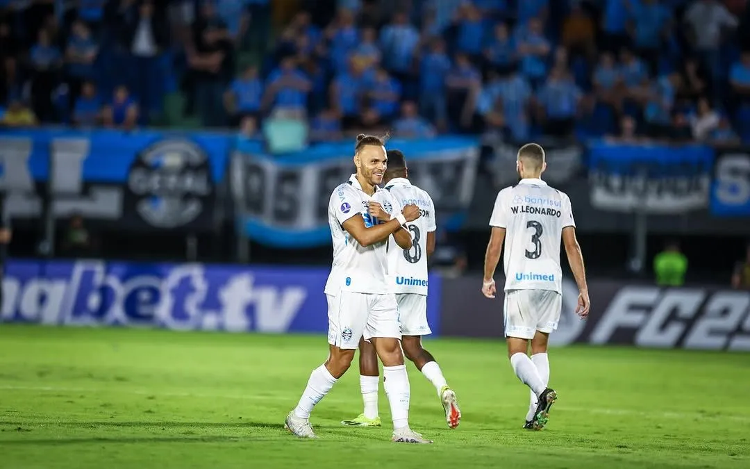 Martin Braithwaite comemora seu gol sobre o Sportivo Luqueño e leva torcida do Grêmio à loucura. Foto: Lucas Uebel/Grêmio FBPA