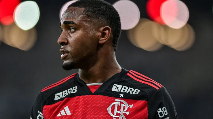 Lorran durante partida entre Flamengo e Grêmio, no Maracanã, pelo Brasileirão 2024.