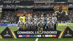 Jogadores do Botafogo posam para foto antes na partida contra Carabobo no estádio Engenhão pelo campeonato Copa Libertadores 2025. Foto: Thiago Ribeiro/AGIF