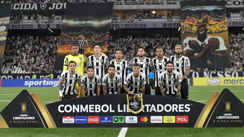 Jogadores do Botafogo posam para foto antes na partida contra Carabobo no estádio Engenhão pelo campeonato Copa Libertadores 2025. Foto: Thiago Ribeiro/AGIF