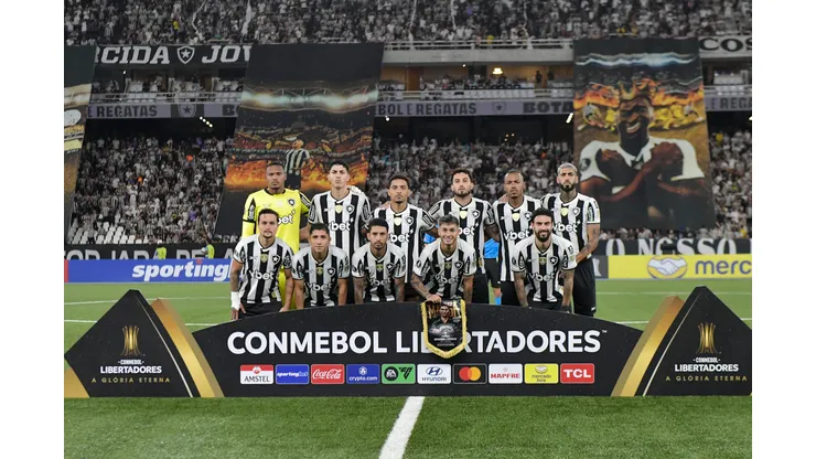 Jogadores do Botafogo posam para foto antes na partida contra Carabobo no estádio Engenhão pelo campeonato Copa Libertadores 2025. Foto: Thiago Ribeiro/AGIF