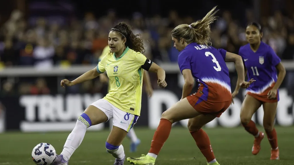 Atleta da Seleção Brasileira Feminina em amistoso contra os Estados Unidos