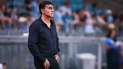 Gustavo Quinteros no comando técnico do Grêmio durante partida pelo Brasileirão - Foto: Maxi Franzoi/AGIF