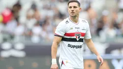 Cédric Soares jogador do São Paulo durante partida contra o Atlético-MG no estádio Mineirão pelo campeonato Brasileiro A 2025. Foto: Gilson Lobo/AGIF
