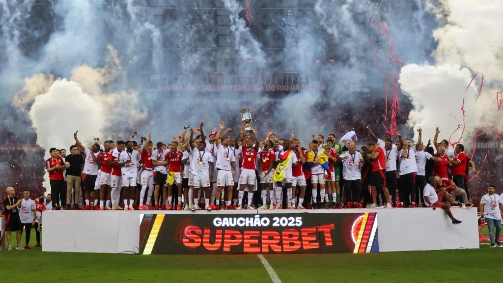 Atletas do Colorado erguem a taça do Gauchão. Foto: Ricardo Duarte/Internacional.