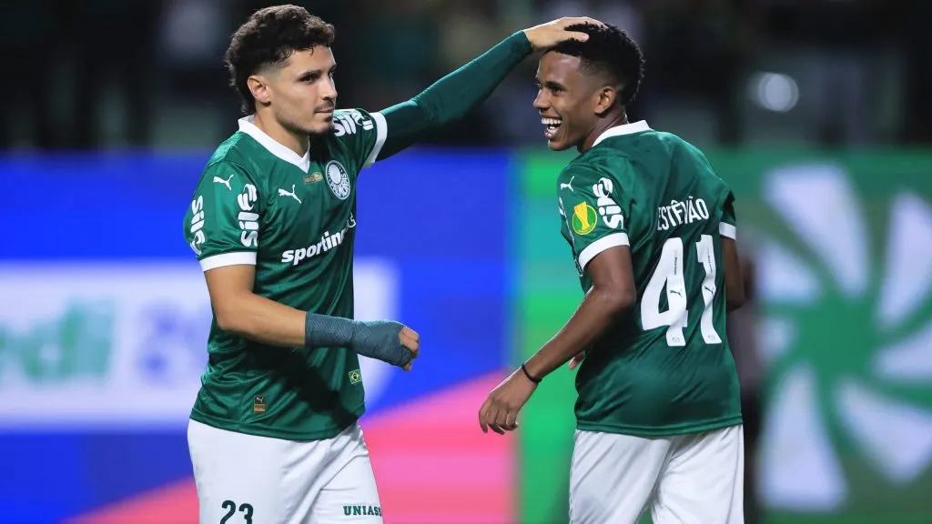 Raphael Veiga e Estêvão, jogadores do Palmeiras durante partida contra o Sao Paulo no estadio Arena Allianz Parque pelo campeonato Paulista 2025. Foto: Ettore Chiereguini/AGIF