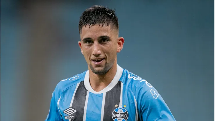 Olivera comemorando seu gol na partida