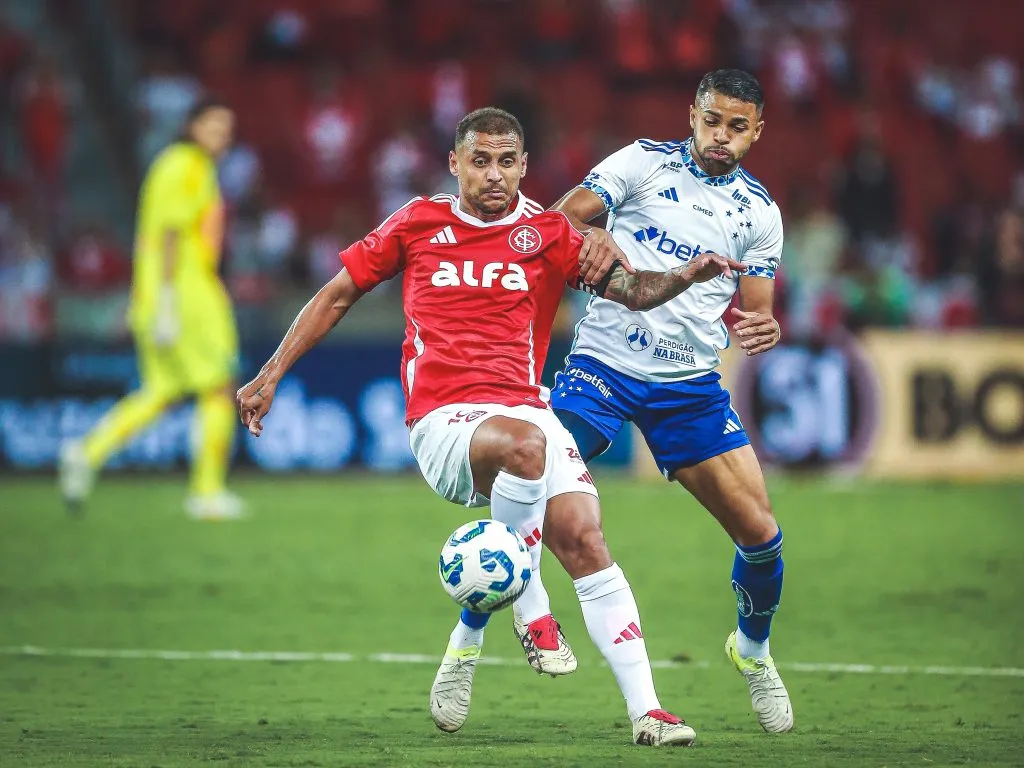 RS – PORTO ALEGRE – 06/04/2025 – BRASILEIRO A 2025, INTERNACIONAL X CRUZEIRO – Alan Patrick jogador do Internacional disputa lance com Wanderson jogador do Cruzeiro durante partida no estadio Beira-Rio pelo campeonato Brasileiro A 2025. Foto: Giancarlo Santorum/AGIF