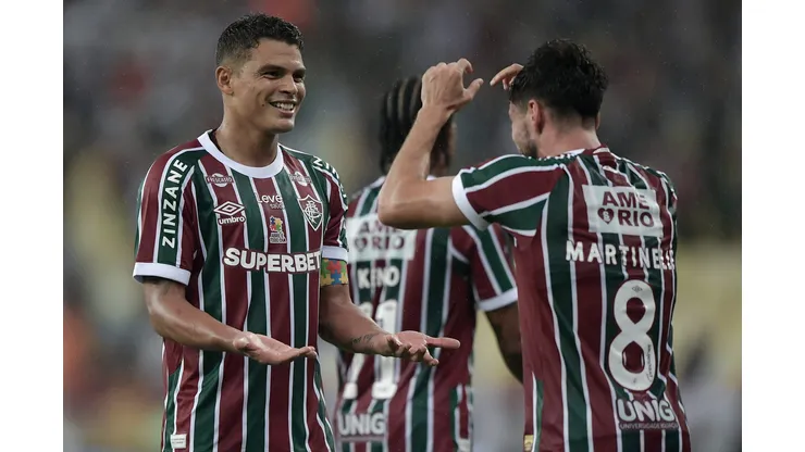 Martinelli jogador do Fluminense comemora seu gol com Thiago Silva jogador da sua equipe durante partida contra o Bragantino no estádio Maracanã pelo campeonato Brasileiro A 2025. Foto: Thiago Ribeiro/AGIF