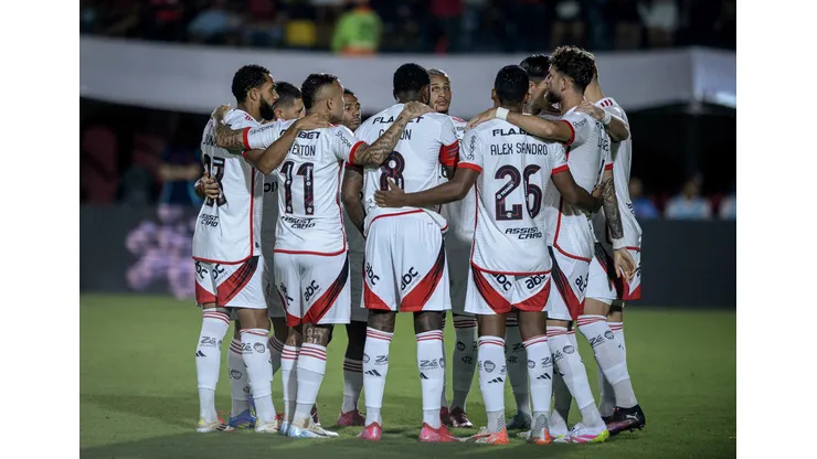 Jogadores do Flamengo durante entrada em campo para partida contra o Vitória no estádio Barradão pelo campeonato Brasileiro A 2025. Foto: Jhony Pinho/AGIF