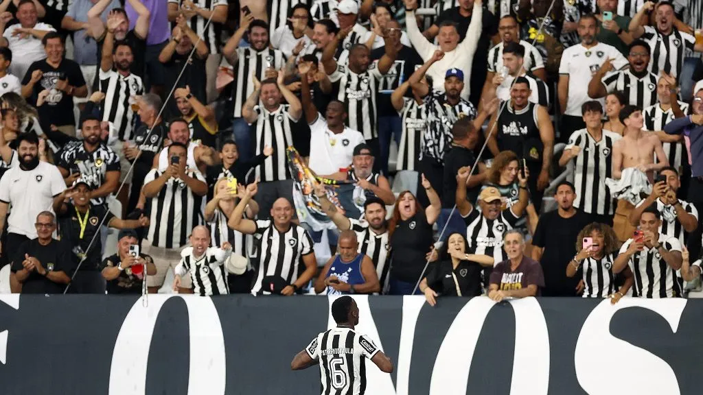 Patrick de Paula celebra seu tento com a torcida. Foto: Vítor Silva/Botafogo.