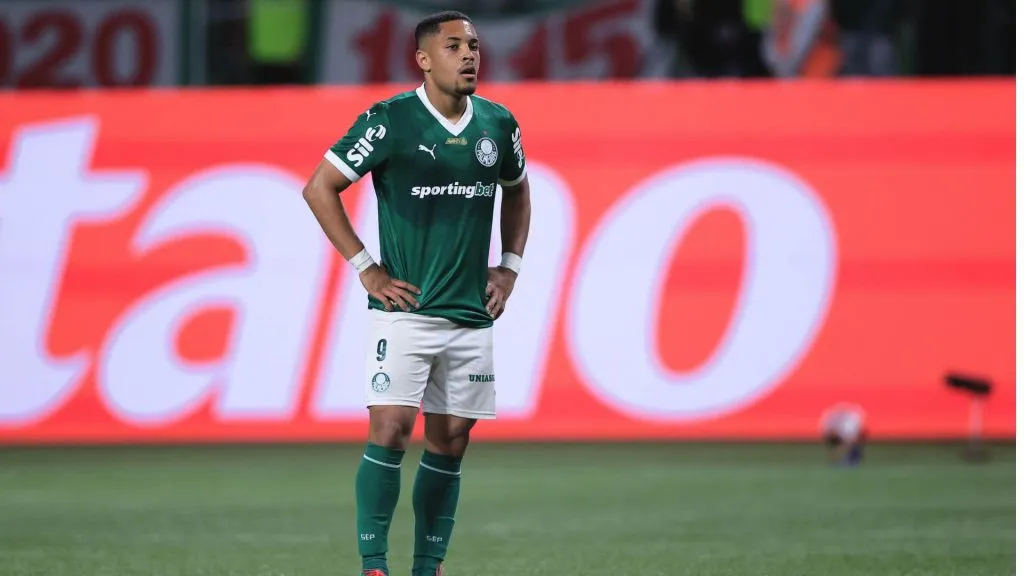 Vitor Roque começa a ser cobrado em termos de titularidade após seis jogos sem gol ou assistência