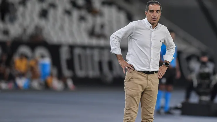 Renato Paiva no comando técnico do Botafogo - Foto: Thiago Ribeiro/AGIF