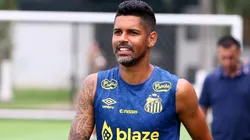 O lateral Aderlan em treino do Peixe.