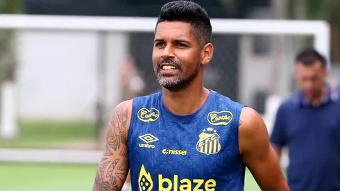 O lateral Aderlan em treino do Peixe.
