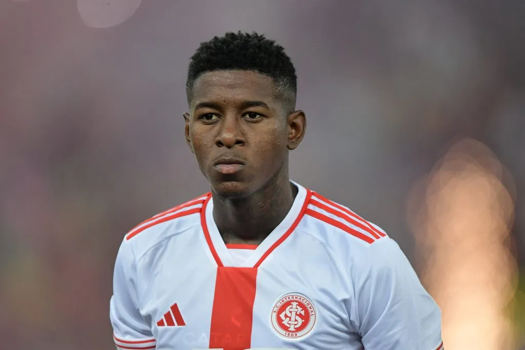 Vitão, zagueiro do Inter – Foto: Thiago Ribeiro/AGIF